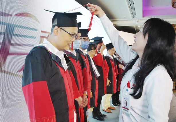 20220915_102101_828244.jpg 77-赵维莅教授为“毕业生”拨穗.jpg
